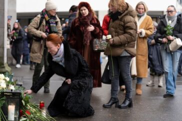 Paus probeert families te troosten van jonge Italiaanse slachtoffers na de brand in Zwitserse Alpen