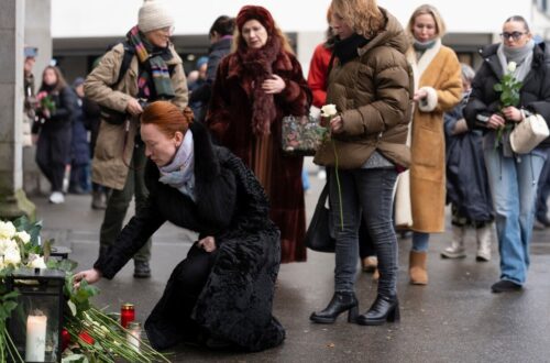 Paus probeert families te troosten van jonge Italiaanse slachtoffers na de brand in Zwitserse Alpen
