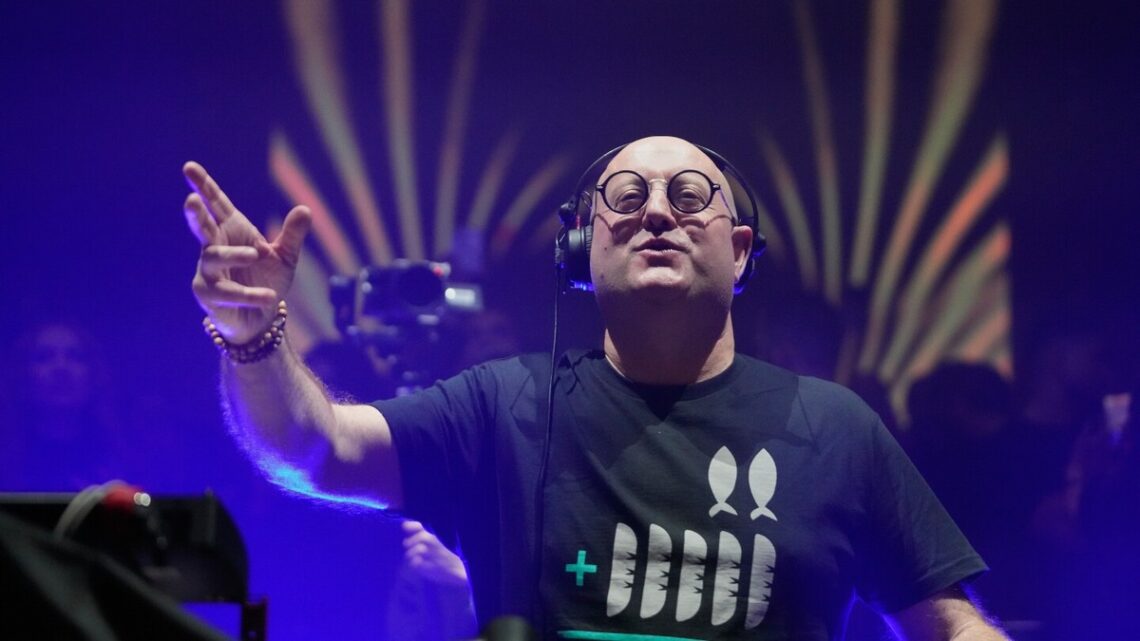 Priester overdag, DJ ’s nachts: Padre Guilherme levert controverse en vreugde op in Beiroet