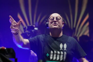 Priester overdag, DJ ’s nachts: Padre Guilherme levert controverse en vreugde op in Beiroet