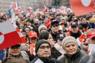 Pro-Groenlandse Protesten Tegen Amerikaanse Dreigementen met Satirische Petten