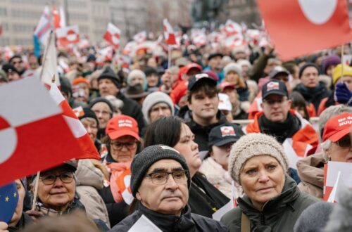 Pro-Groenlandse Protesten Tegen Amerikaanse Dreigementen met Satirische Petten