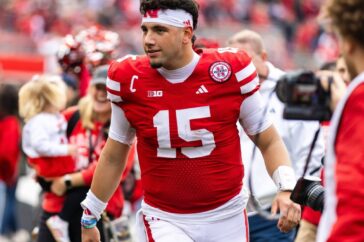 Transferontwikkelingen en afsluitingen in collegevoetbal: een overzicht van recente gebeurtenissen