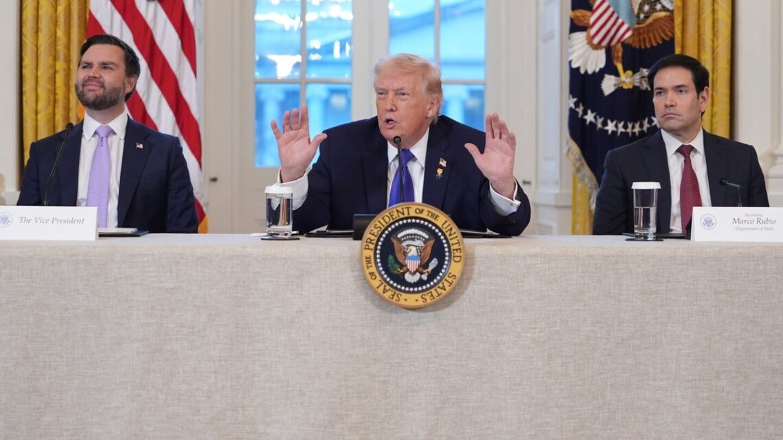 Wat denken Amerikanen over Trumps militaire acties in het buitenland volgens een recente AP-NORC-peiling