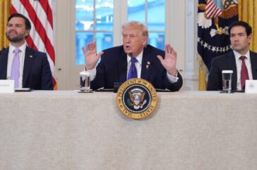 Wat denken Amerikanen over Trumps militaire acties in het buitenland volgens een recente AP-NORC-peiling