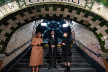 Zohran Mamdani wordt officieel geïnstalleerd als burgemeester van New York City in een unieke ondergrondse ceremonie